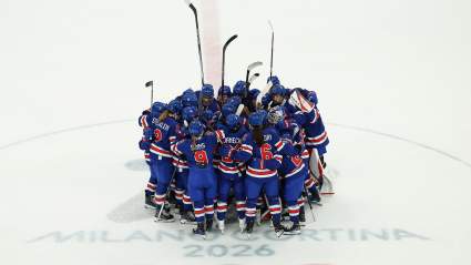 La leyenda de los Patriots, Tom Brady, transmite la sensación de campeonato mientras el equipo femenino estadounidense conquista el oro olímpico.