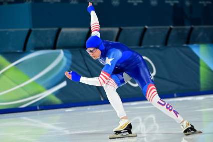 Hilary Knight apoya a Brittany Bowe en la última carrera olímpica