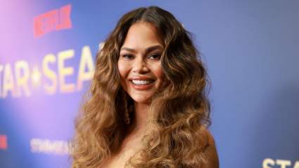 Chrissy Teigen luce uno de sus looks más atrevidos en la final de 'Star Search'