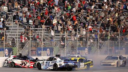 Ryan y Kyle Sieg atacan a Corey Day después del accidente en la quinta vuelta en EchoPark Speedway