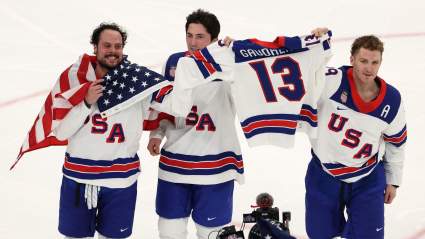 El equipo masculino de hockey de EE. UU. rinde homenaje a Johnny Gaudreau tras su histórica victoria por la medalla de oro contra Canadá.