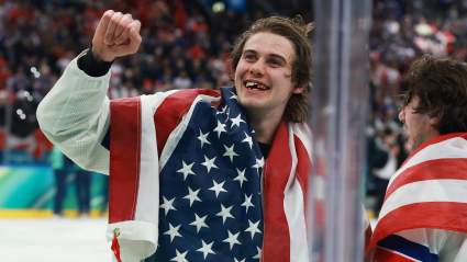 La estrella del hockey masculino estadounidense, Jack Hughes, vende productos en línea tras la controvertida llamada de su equipo al presidente.