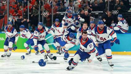 Pat McAfee paga una enorme cuenta de bar para el equipo masculino de hockey de EE. UU. en una fiesta viral