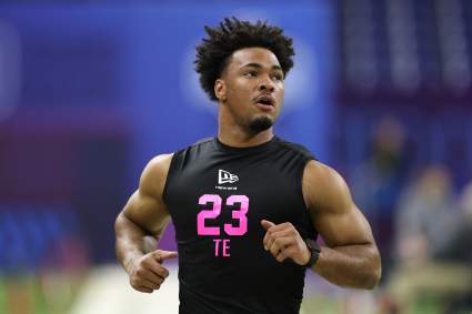 El tiempo de 40 minutos de Kenyon Sadiq, ala cerrada de Oregon, en el Combine de la NFL genera comparaciones con Vernon Davis