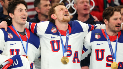 Jack Eichel, abrumado por la emoción tras la victoria del oro olímpico del equipo estadounidense