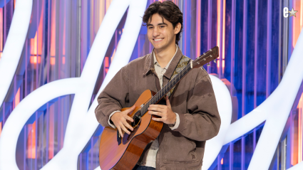 El concursante de 'American Idol' Julián Kalel regresa valientemente al programa con una poderosa canción para concientizar sobre el suicidio.