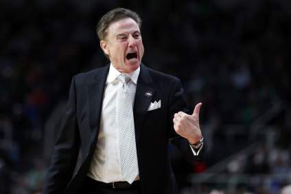 Rick Pitino genera críticas por sus acciones tras el partido St. John’s-UConn