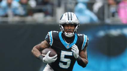 Se insta a los comandantes a contratar a un corredor agente libre para asistir a Jayden Daniels