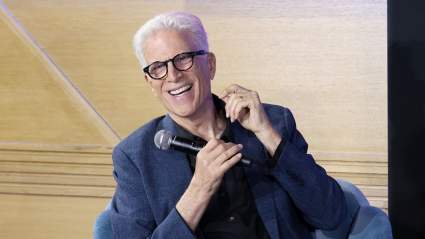 Ted Danson revela que 'Cheers' casi fue cancelada, pero se salvó por una razón