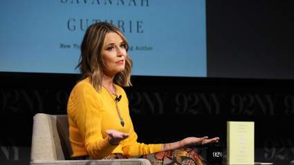 Experto afirma que el nuevo video de Savannah Guthrie envía un mensaje poderoso en la búsqueda de mamá