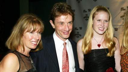 Un corazón rojo gigante aún cuelga de la puerta de la hija de Martin Short, Katherine, mientras un vecino llora su pérdida.
