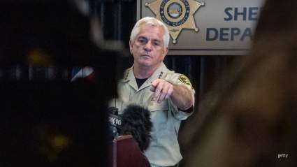 VIDEO: El Sheriff Chris Nanos fue visto en un partido de baloncesto durante la búsqueda de Nancy Guthrie