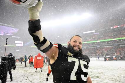 Se insta a los Chargers a firmar a un agente libre de los Browns para reforzar su línea ofensiva