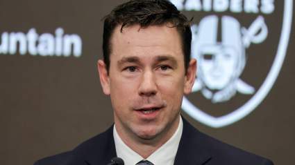 El entrenador en jefe de los Raiders, Klint Kubiak, recibe una opinión convincente sobre la línea ofensiva