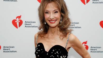 Susan Lucci radiante con sus glamurosas amigas en una elegante foto grupal