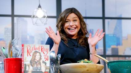 La querida chef Rachael Ray hace una rara aparición pública en un evento repleto de estrellas en Miami.