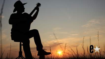 Estrella de country se cae en el escenario y se ríe como un profesional