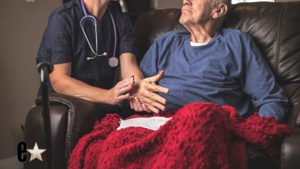 Los fanáticos se unen en apoyo a la estrella de la franquicia de terror que lucha contra la demencia y el Parkinson.