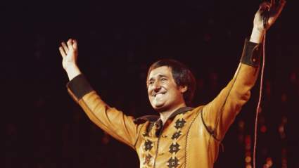 El legendario cantante falleció a los 86 años tras ser hospitalizado y los homenajes se multiplican.