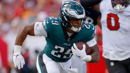 Los Eagles pierden a un corredor veterano que se une a los Panthers en la agencia libre.