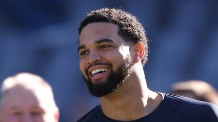 El mariscal de campo de los Bears, Caleb Williams, está en el centro de atención de los medios por una razón singular.