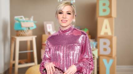 Carly Rae Jepsen da la bienvenida a su primer bebé y comparte una tierna foto.