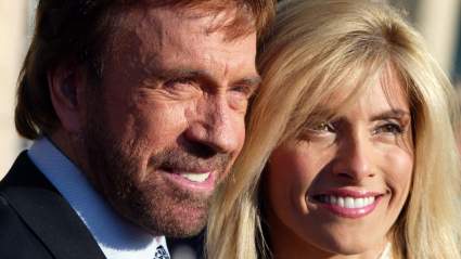 VER: Chuck Norris y su bella novia Gena O'Kelley el día de su boda en 1998.