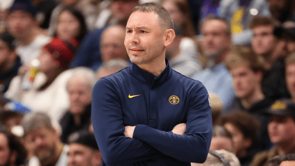David Adelman, de los Nuggets, reacciona a 4 nuevas lesiones; el pívot se retira en muletas.