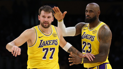 LeBron James reacciona de forma explícita al tiro ganador de Luka Doncic.