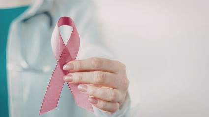 La ex presentadora de 'Good Morning America' habla abiertamente sobre su diagnóstico de cáncer de mama.