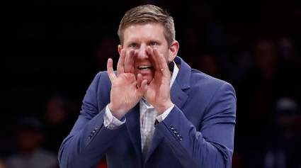 Entrenador de baloncesto de Dakota del Norte admite su decisión de mudarse a FBS
