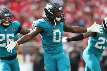 Los Jaguars pierden a Devin Lloyd, quien se une a los Carolina Panthers en la agencia libre.