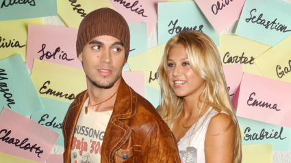 Anna Kournikova y Enrique Iglesias revelan el nombre (famoso) de su bebé con una foto de sus 4 hijos.