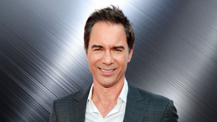 FOTOS: Eric McCormack, estrella de 'Will & Grace', luce un look completamente maduro en la fiesta de los Oscar de Elton John de 2026.