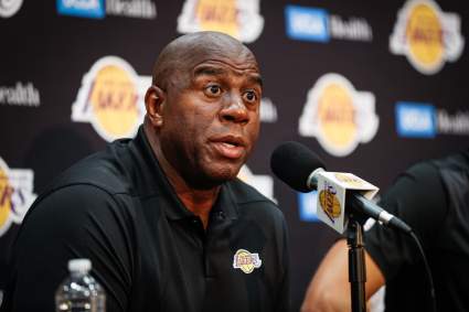 La leyenda de la NBA, Magic Johnson, reacciona al partido entre los Nuggets y los Lakers.