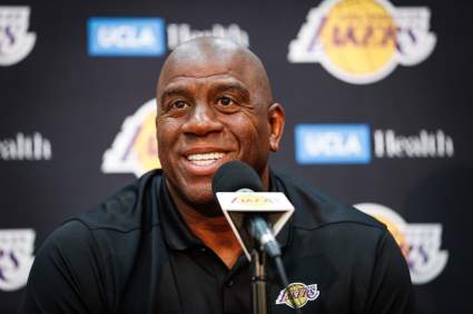 La leyenda de la NBA, Magic Johnson, reacciona al partido entre los Lakers y el Heat.