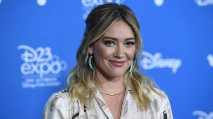 Hilary Duff se emociona al hablar de la "devastadora" relación con sus padres