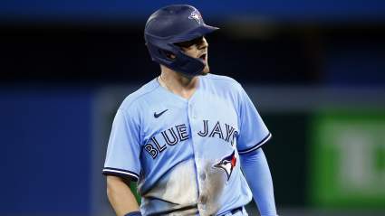 El ex receptor de los Toronto Blue Jays firma con un equipo de la División Central de la Liga Americana.