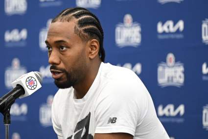 Los LA Clippers hacen un anuncio sobre Kawhi Leonard antes del partido contra los Pelicans.