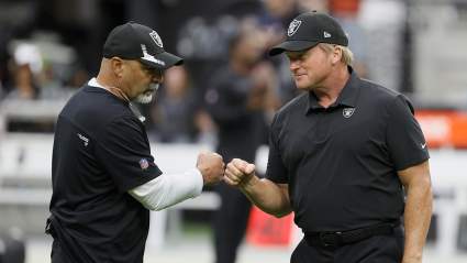 El último entrenador en jefe de los Raiders en llegar a los playoffs obtiene un trabajo universitario