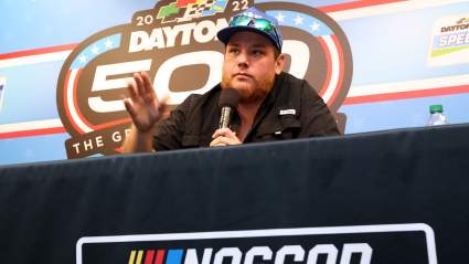 Luke Combs menciona a Dale Earnhardt en su nueva canción 'Daytona 499'.