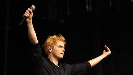 John Cameron Mitchell insinúa un proyecto teatral secreto con My Chemical Romance.