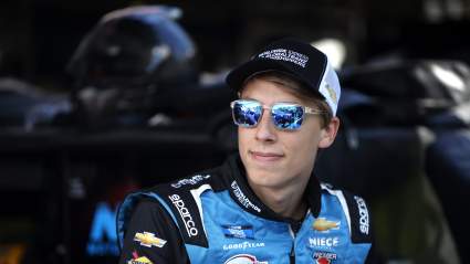 Mark Martin guía a Carson Hocevar hasta la cuarta posición en el circuito de Darlington.
