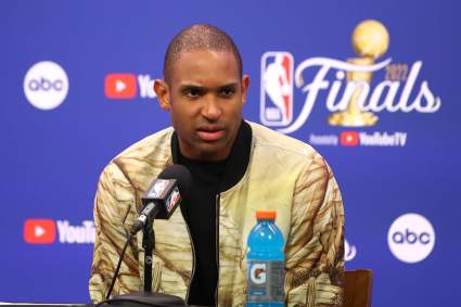 Los Golden State Warriors hacen un anuncio sobre Al Horford antes del partido contra los Wizards.