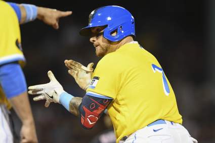 Ex receptor de los Medias Rojas de 23 jonrones firma en la División Oeste de la Liga Americana