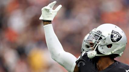 Ex estrella de los Raiders es despedido por su nuevo equipo un año después de firmar un contrato de 48 millones de dólares.