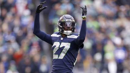 El controvertido esquinero de los Seahawks firma con los Eagles por un año.