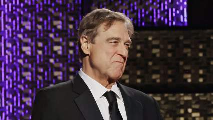John Goodman, de 73 años, luce espectacular en una aparición estelar tras perder 200 libras.