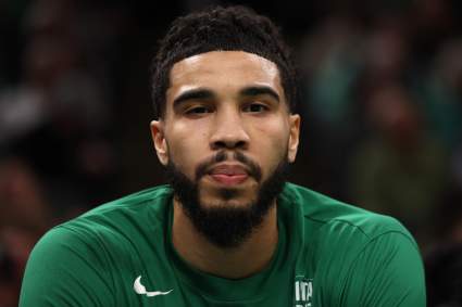 Los Boston Celtics anuncian el estado de Jayson Tatum para el partido contra los Hawks.