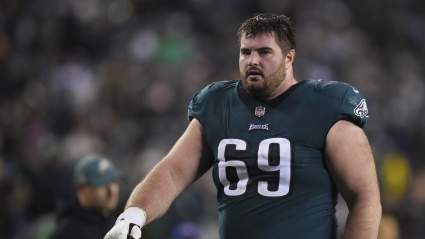 Los Eagles traen de vuelta al Pro Bowler de 6 pies 6 pulgadas y 332 libras por $ 36 millones